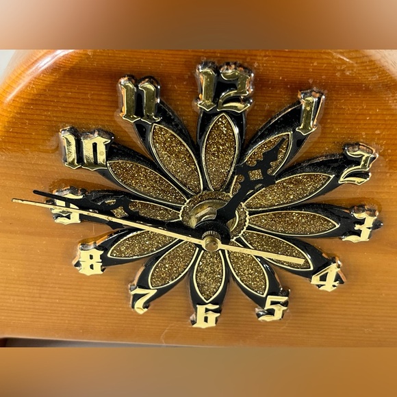 Beautiful Vintage Shellac Finish Wooden Clock with Gold Flower Design MCM Style - Picture 6 of 6